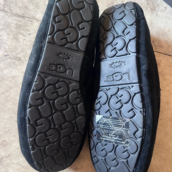 New in box!! UGG Men's Black and Cream Loafers SIZE 11 - Picture 2 of 4